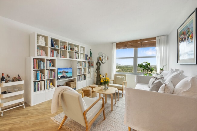 Building Photo - 2899 Collins Ave Unit 1638 Rental