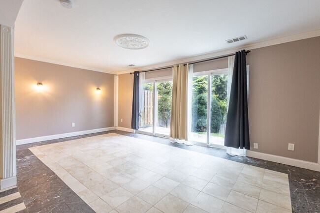 Photo - Lovely 3 BR/2.5 BA EOG Townhome in Silver ...