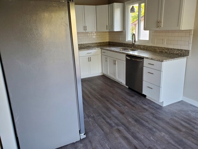 Photo - 3542 Independence Ave N