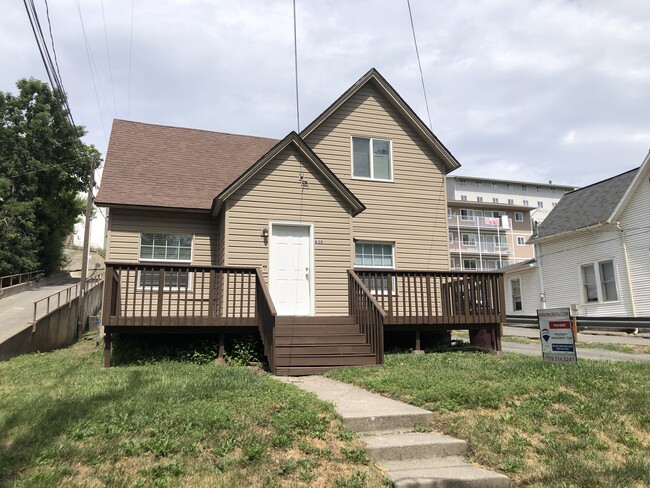 Building Photo - 630 NE Gray Ln Unit Lower