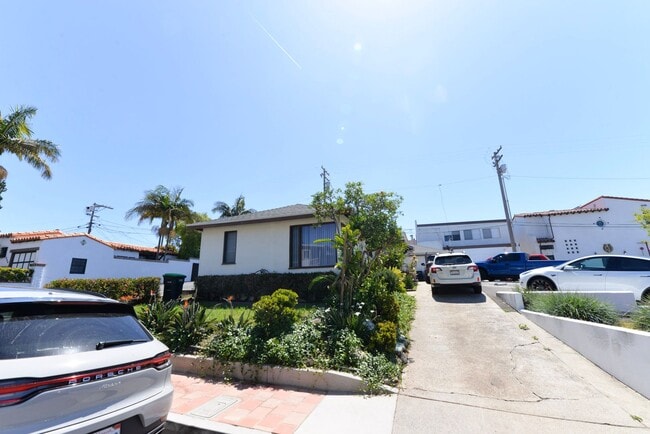 Building Photo - 217 Avenida Cabrillo Unit Apt C