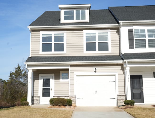Building Photo - Charming 3 beds 2.5 bath Home in Sherrills Ford!