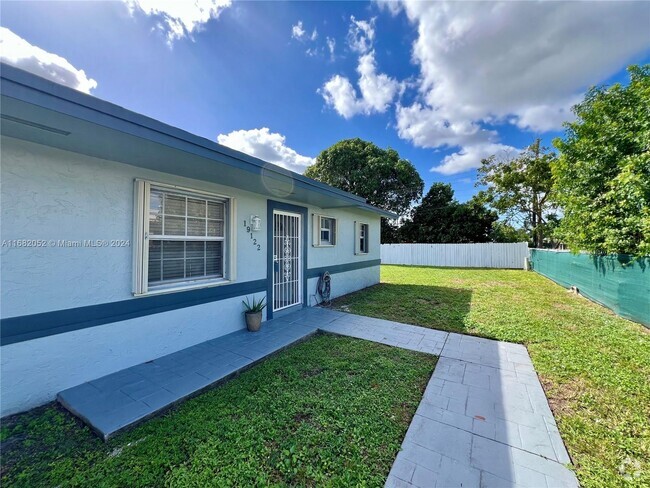 Building Photo - 19120 NW 36th Ave Unit 19122 Rental