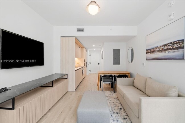 Photo - 225 N Miami Ave Unidad 2012