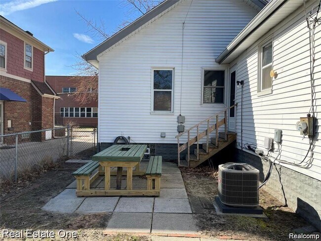 Photo - 371 E Oakridge Ave
