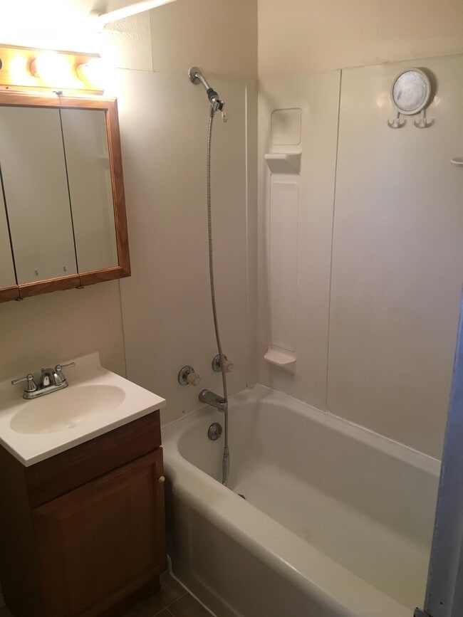 Photo - 116 E 5th St
