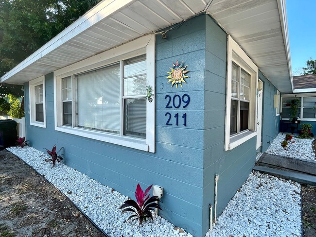 Building Photo - 209 31st Ave E Unit 213
