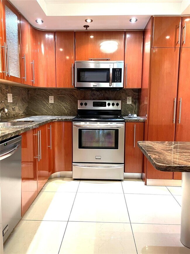 Photo - 210 174th St Unidad 1103