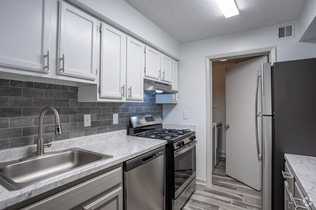 1BR, 1BA - 953SF Maple - Kitchen
