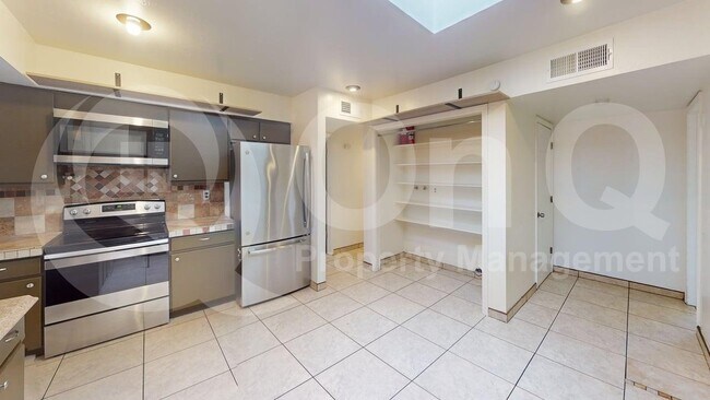 Photo - 1132 W Knox Pl