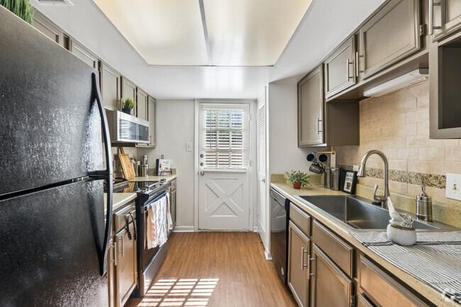 2BR, 2BA - 982SF - Kitchen - The Bordeaux