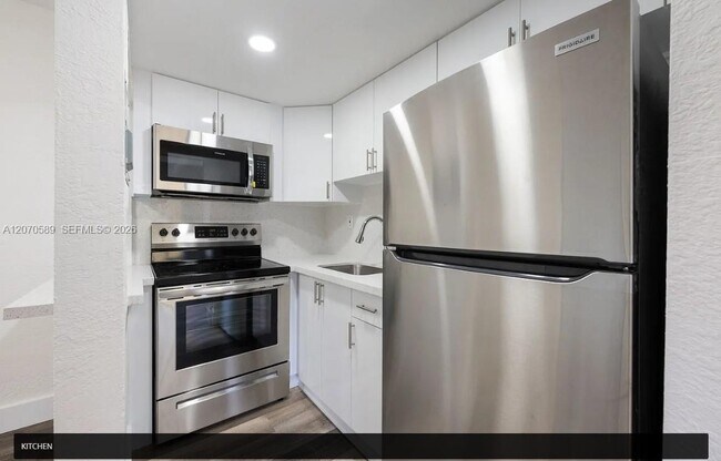 Building Photo - 1811 NW 19th Terrace Unit 5