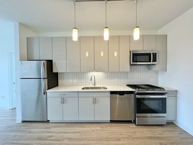 Building Photo - 821 W Van Buren St Rental