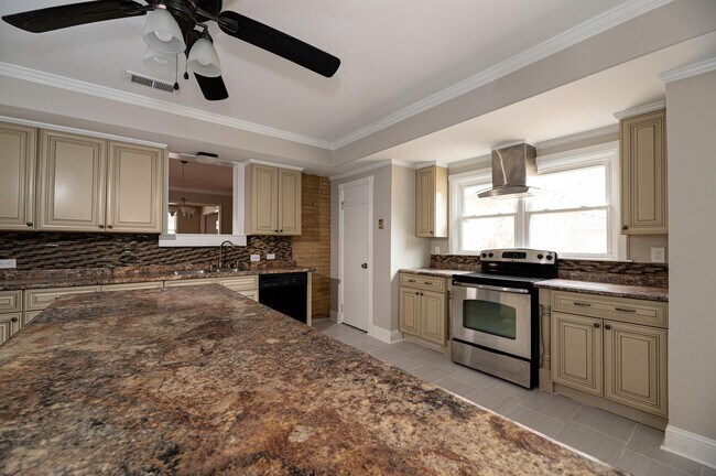 Photo - 519 Harolds Dr NW