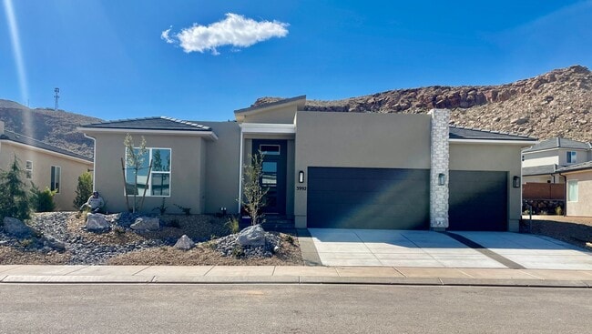 Building Photo - Beautiful Three Bedroom Home in Desert Cliffs