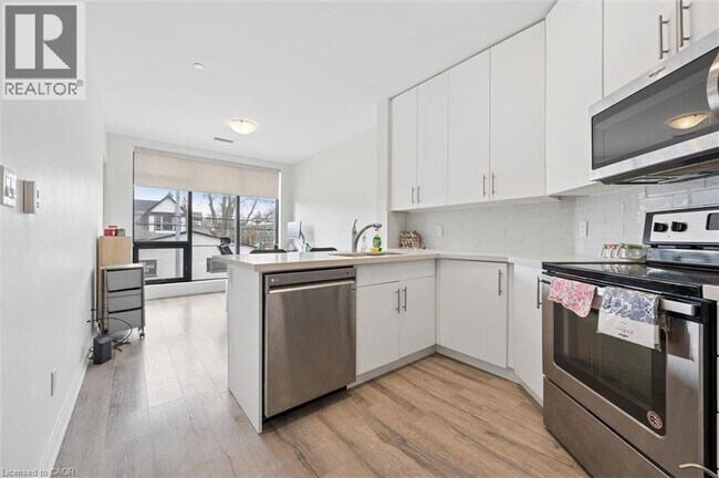 Photo - 690 King St W Unit 202