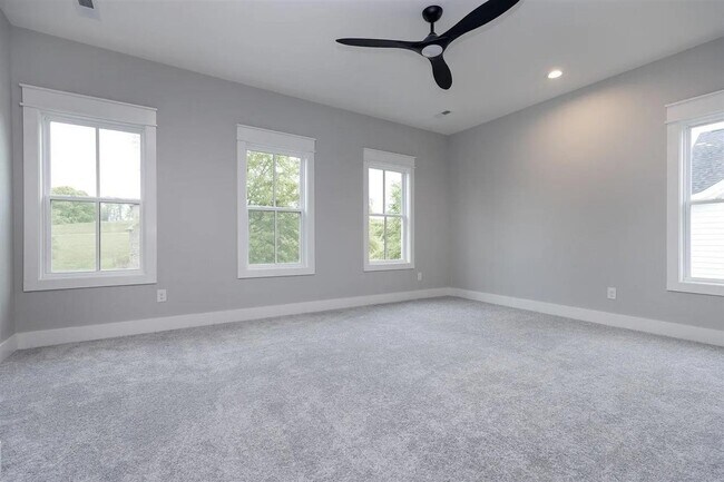 Photo - 633 Village Way