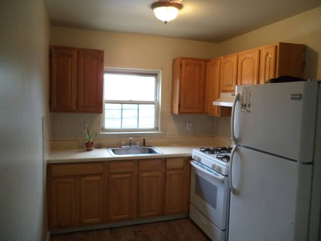 Building Photo - 106-23 Inwood St Unit 2ND FLOOR
