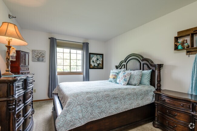 2 BR + DEN, 2 BA - 1,102SF - Pinewood Creek