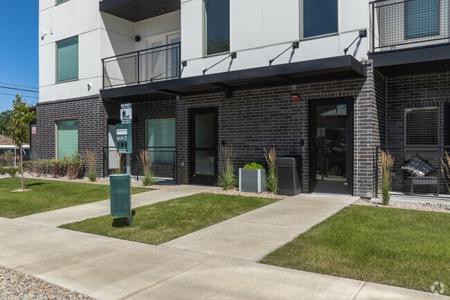 Entrada del edificio - Basin View Landing Apartamentos