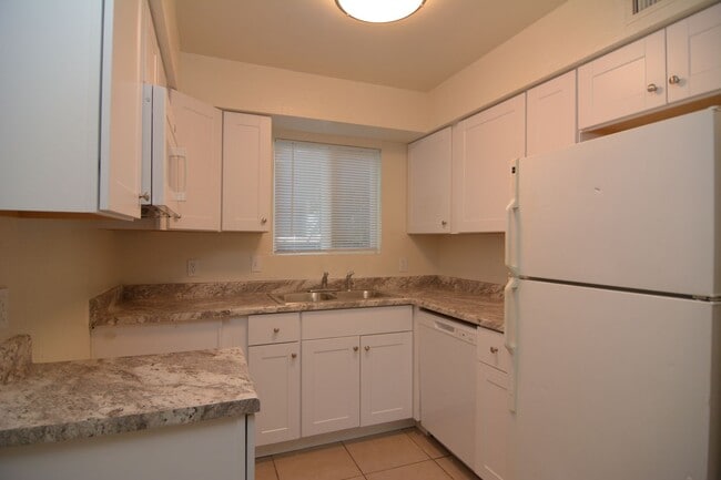Photo - 2 Bedroom 1 Bath Apartment! Close to the U...