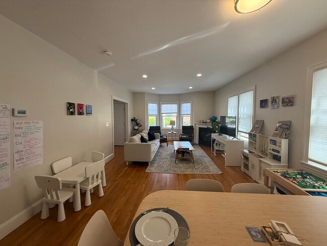 Building Photo - 133 Putnam Ave Unit 133
