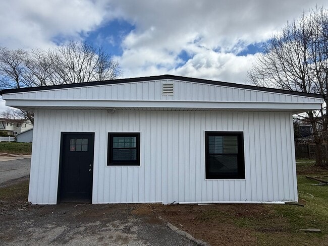 Building Photo - 345-347 W Penn St Unit 347 1/2 W Penn St