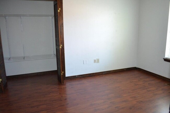 Photo - 380 Canterbury Cir NW