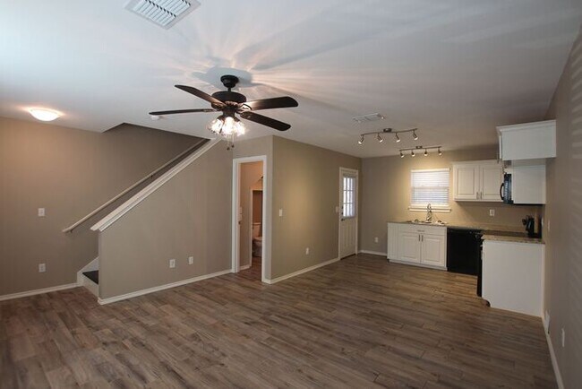 Photo - Tour Today! Beautiful 2/1.5 Townhome in Li...