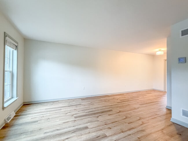 Photo - 425 Deerfield Dr
