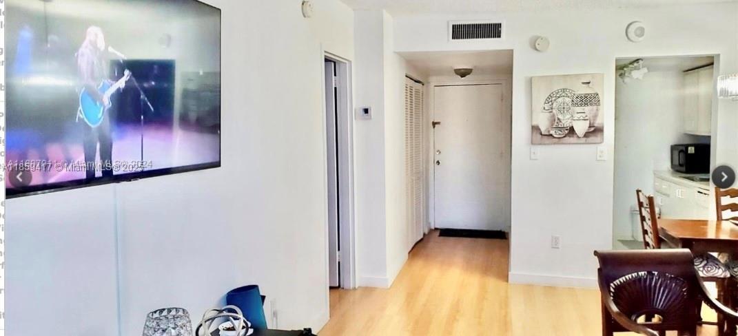 Photo - 2350 NE 135th St Unidad 212