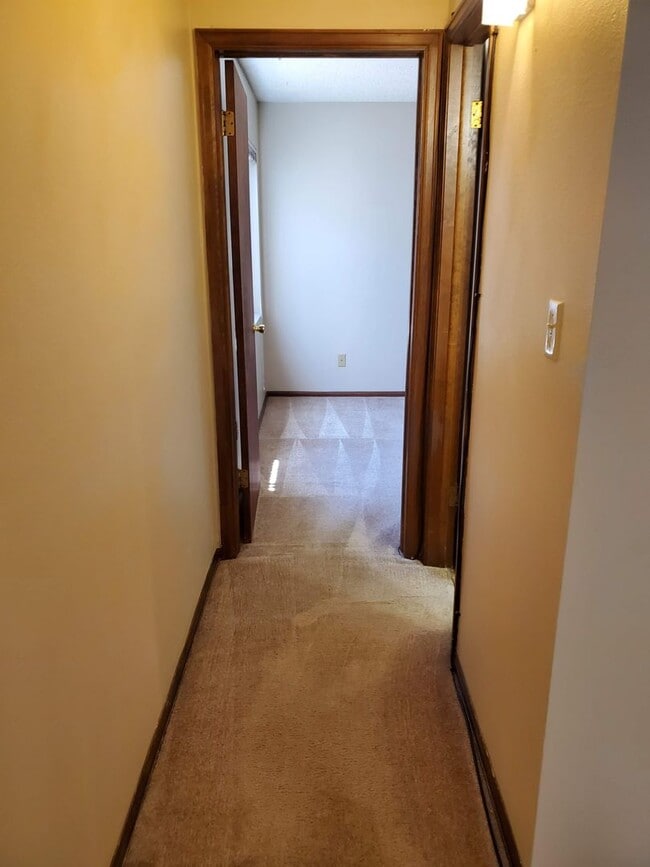 Photo - 1 Bedroom, 1 Bath - Basement Unit Unit 5546