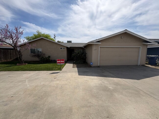 Building Photo - Spacious SE Tulare Home Near Shopping Centers Rent Ready!