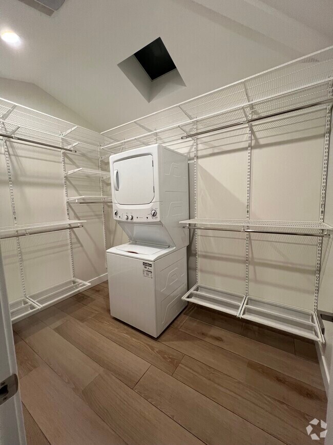 Building Photo - 1433 N Maple St Unit ADU Rental