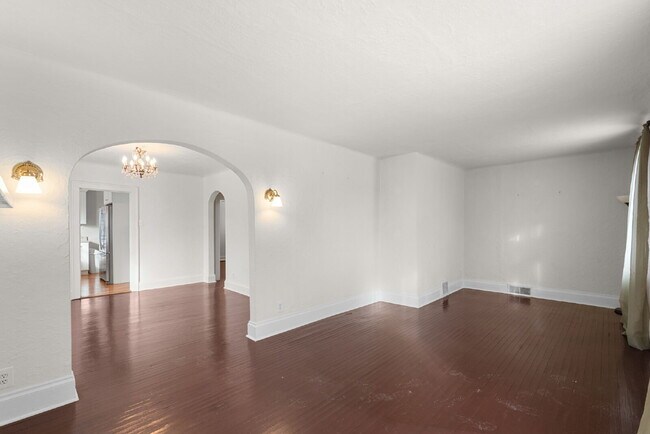 Photo - "Charming Brentwood house 2 bedrooms 1 Bathoom, Prime Location!"