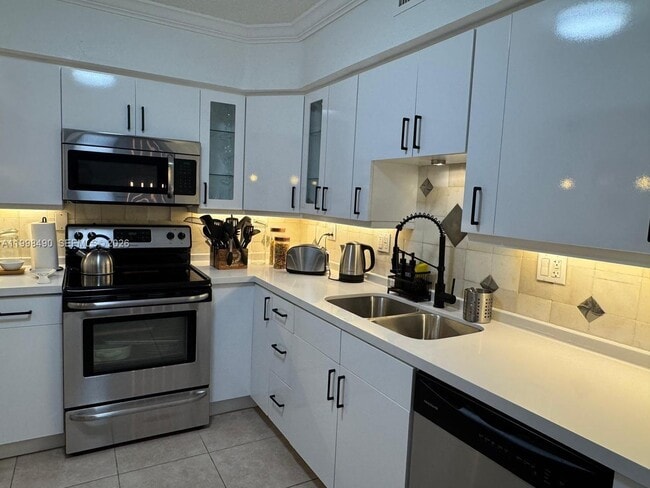 Photo - 3600 Mystic Pointe Dr Unidad 910