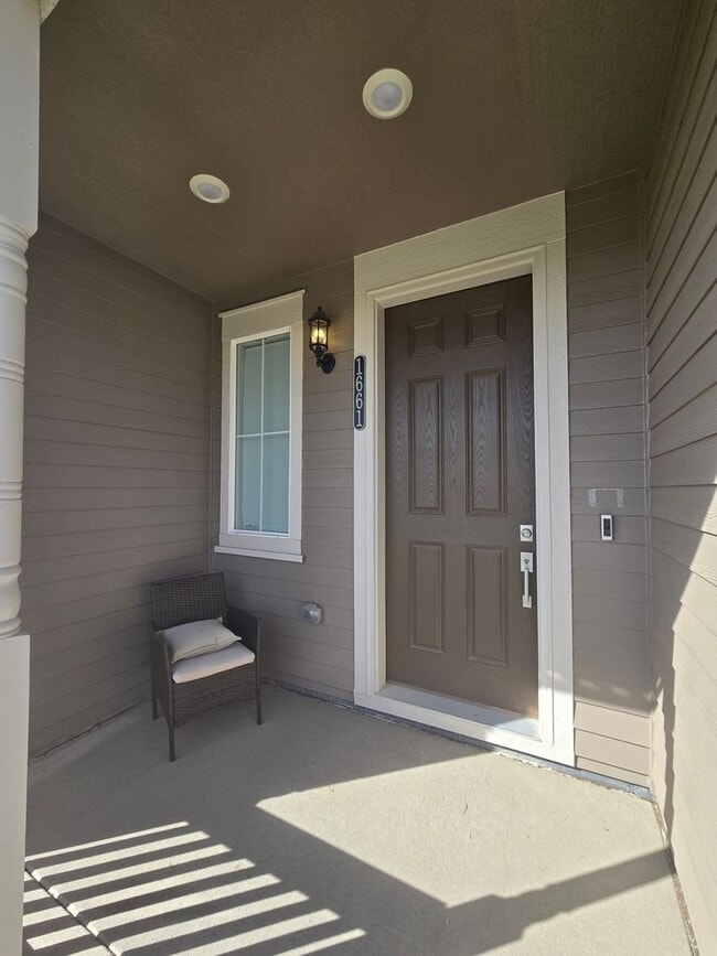 Photo - Spacious 4B/3B Available Early April!