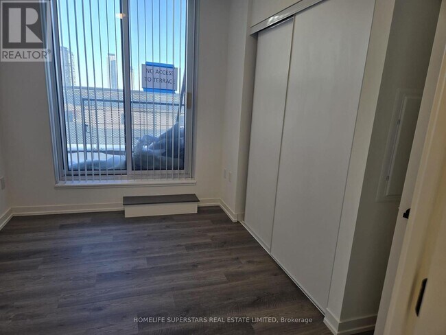 Photo - 8 Interchange Wy Unité 512