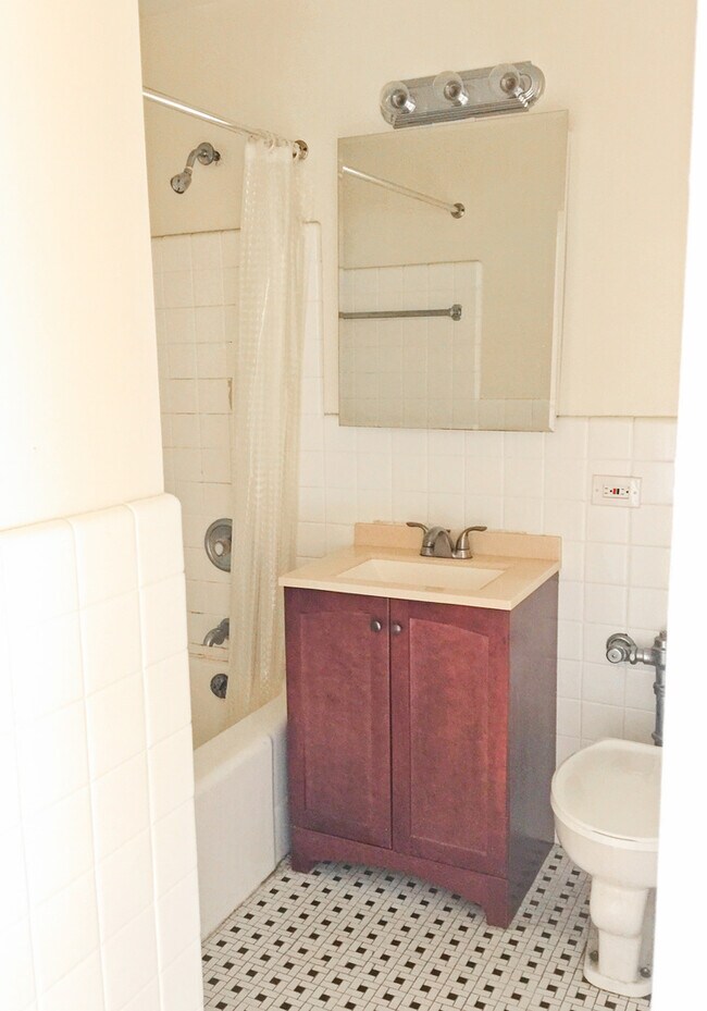 Photo - 839 Mulford St