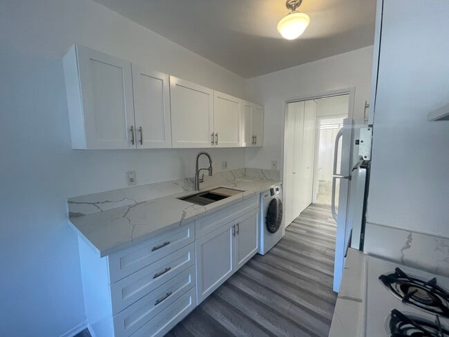 unit 3 kitchen - 1030 Idaho Ave