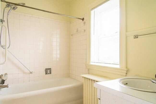 Photo - 1910 E 4th St Unit #B