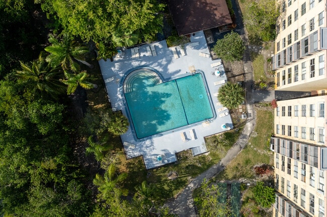 17890 W Dixie Hwy - Greynolds Park Club Condominiums