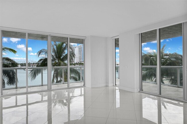 Photo - 10 Venetian Way Unidad 404