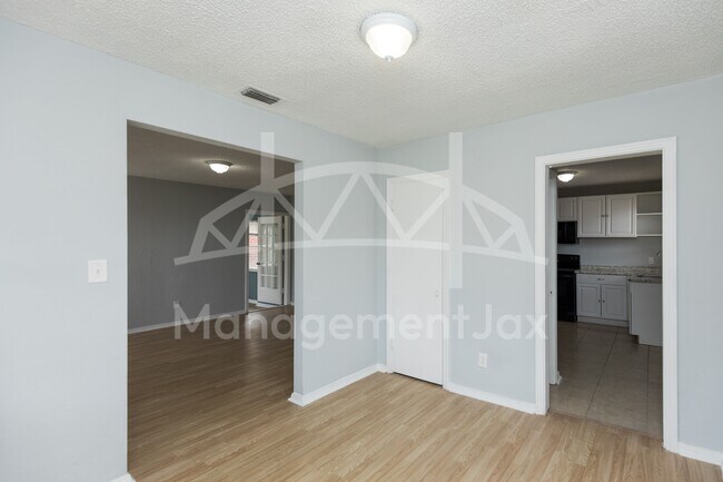 Photo - 1478 W 11th St