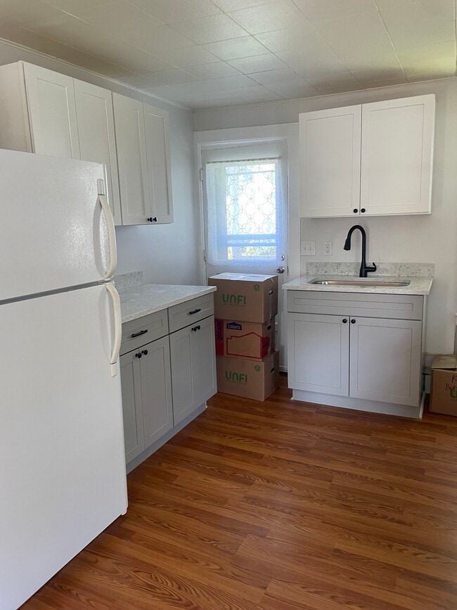 kitchen sink - 39 Maple St Unit A