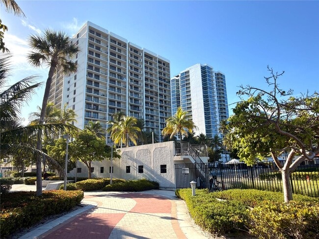 Building Photo - 2625 Collins Ave Unit 215
