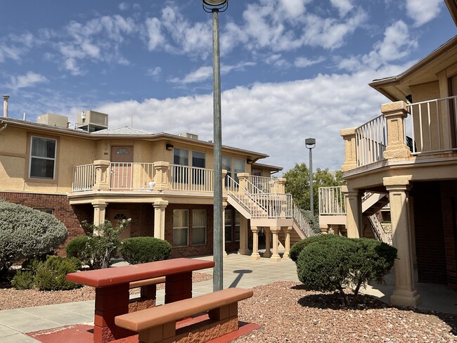 Building Photo - Tio Cooper Rental