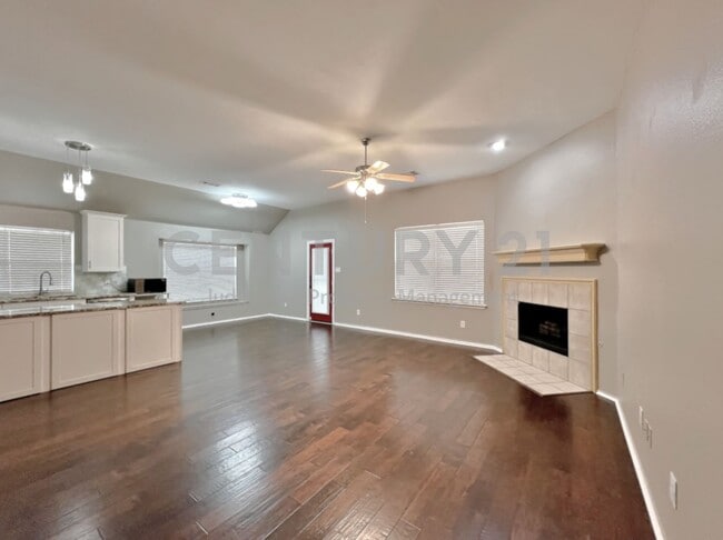 Photo - Spectacular 3/2/2 Home in Lowes Farm Addition For Rent!