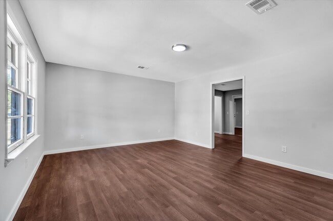Photo - 107 E Elm St