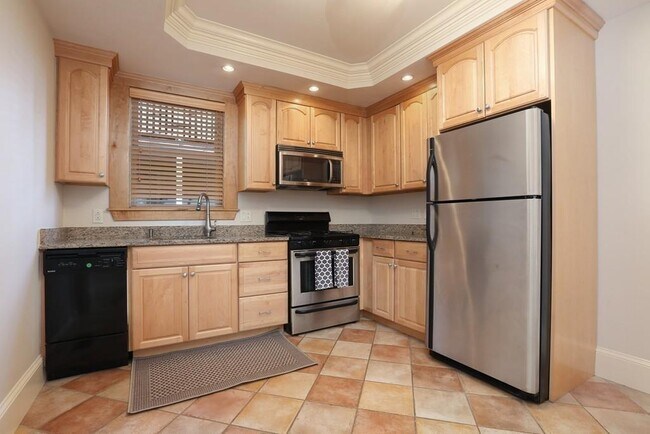 Photo - 464 E 6th St